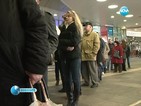 Необичайно дълги опашки пред гишетата за карти и билети в София