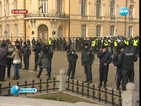 Засилено полицейско присъствие и и малко протестиращи пред НС