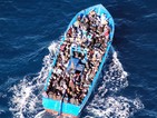13 бежанци загинаха след сблъсък на лодка с ферибот