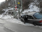 Мъж се заби в електрически стълб с колата си