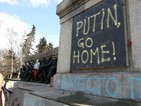 С "Putin, go home!" "подписаха" паметника "Братска могила"