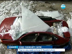 Голямо парче лед падна и смачка кола