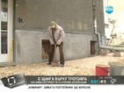 70-годишен пенсионер ремонтира сам тротоара пред блока си
