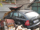 Луксозен автомобил се заби в къща в Кърджали
