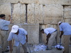 Почистват Стената на плача в Йерусалим