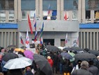 Броят на демонстрантите в Луганск се увеличава
