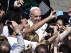 Франциск позира за “селфи” на Цветница