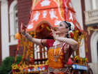 Индийски танци и рисуване с къна на Фестивала на цветовете