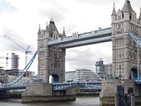 Кораб с туристи се вряза в лондонския „Тауър бридж”