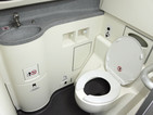 Американец се заклещи в тоалетната на самолет