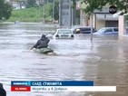 Улиците в Добрич заприличаха на реки, хора се придвижват с лодки