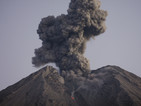 Вулкан евакуира хиляди хора в Индонезия