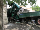 Камион премаза шофьора си и се заби в болница