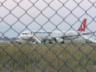 Турски самолет кацна аварийно в София, има съмнения за бомба на борда