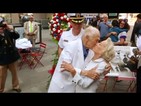 Възрастна двойка направи възстановка на целувката от "Таймс скуеър"