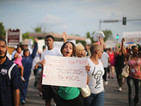 Демонстрации в десетки градове в САЩ заради застрелян младеж