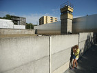 Туристи могат да рисуват и да купуват части от Берлинската стена