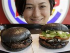 В Япония пуснаха черен хамбургер