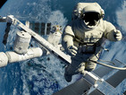 Астронавтите на МКС правят цветни сфери от вода