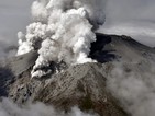 Най-малко 70 души са пострадали от изригването на вулкана в Япония