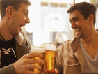 Алкохолът кара мъжете да се усмихват повече