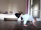 Избрано от Vbox7: Малко дете танцува брейк с баща си