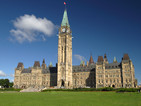 Eвакуираха канадския парламент заради стрелба