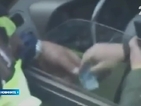 Любителски клип показва как полицай взима подкуп