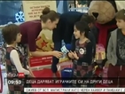Деца даряват играчките си на други деца