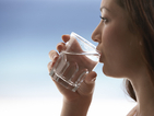 Жена започна да пие по 3 литра вода на ден, подмлади се с 10 г.