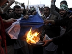 В Пакистан изгориха публично френския флаг