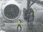 Силни снеговалежи затвориха летището в Манчестър