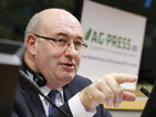 Еврокомисар Хоган за Нова: Няма сериозен проблем с млякото