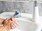 Сензори следят дали си мием ръцете след тоалетна