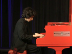 13-годишен пианист от Русе свири на червения роял на Елтън Джон