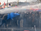 Сблъсъци с полицията и запалени коли на протест във Франкфурт