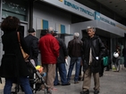 Масово теглене на пари от банките в Гърция