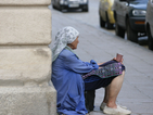 Разбиха българска мрежа във Франция, принуждавала възрастни хора да просят