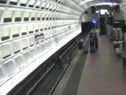 Спасиха мъж, паднал върху релсите на метрото