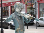 Жена "позлати" нова статуя на цигуларче