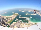 558 души скочиха с парашут от най-високата сграда в света