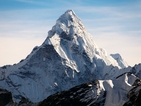 Еверест по-нисък след земетресението в Непал