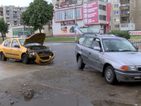 Две коли се удариха на пешеходна пътека в Казанлък