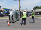 Две коли се блъснаха на кръстовище в Русе, едната се преобърна