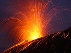 Вулканът Етна изригва (видео)