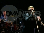 Китаристът на U2 падна от сцената на концерт в Канада