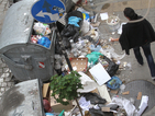 Центърът на София тъне в боклук