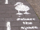 Лондончани очертаха пешеходна алея за патици