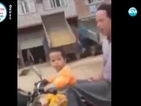 Хлапе се качи на мотор в Китай