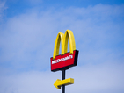 Нападнаха "Макдоналдс" заради ниското заплащане и условията на труд